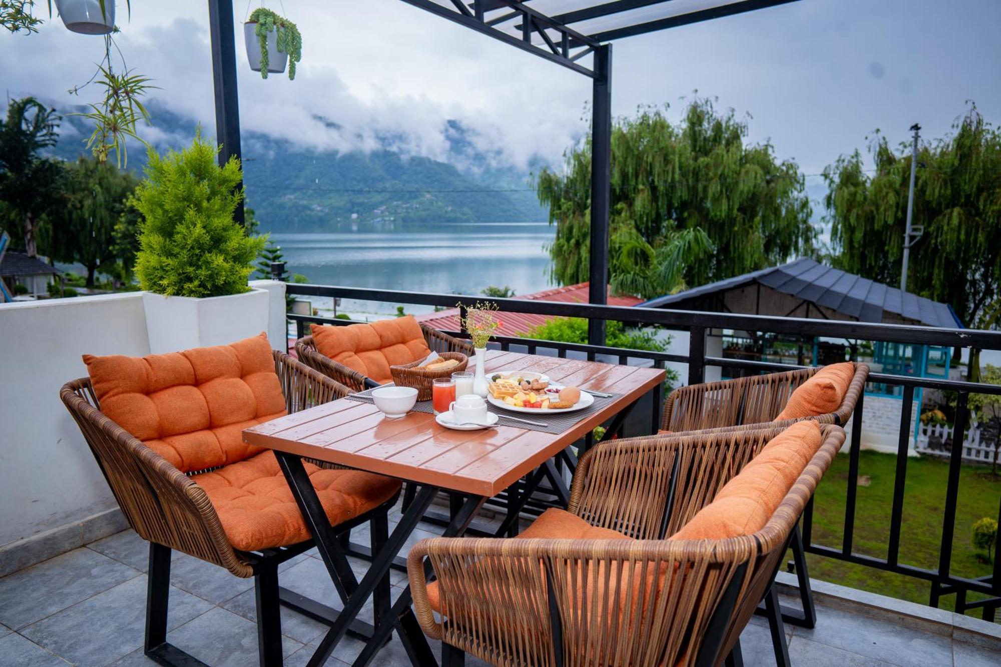 Majestic Lake Front Hotel & Suites Pokhara Zewnętrze zdjęcie