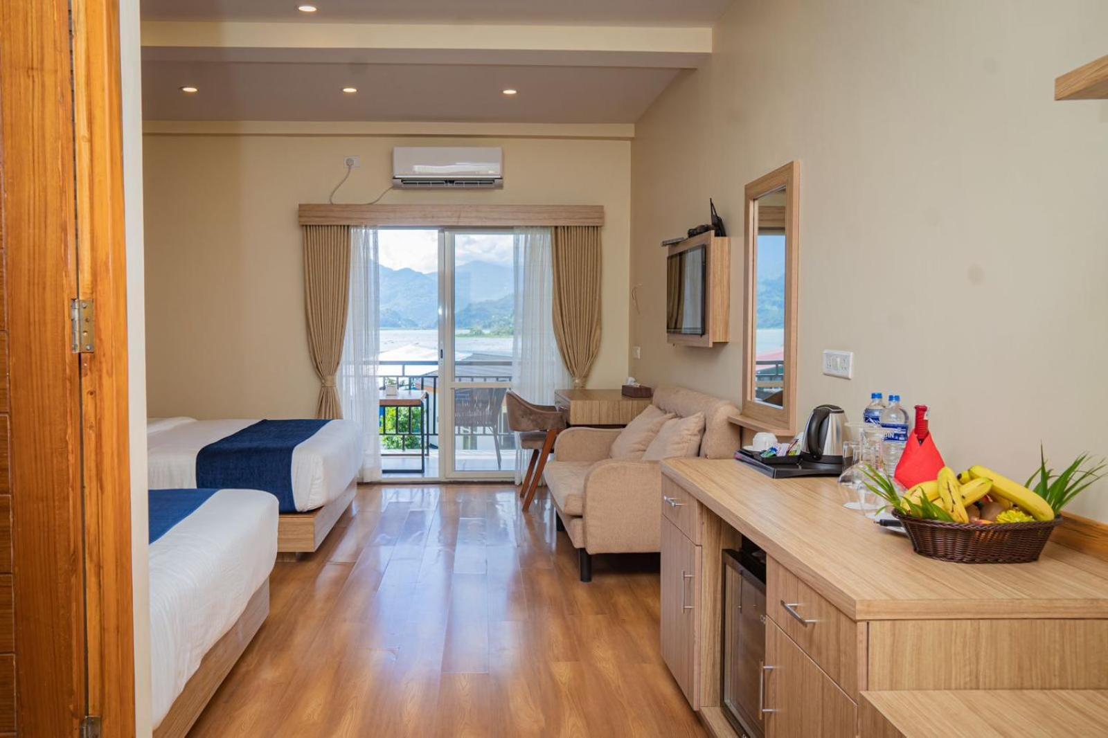 Majestic Lake Front Hotel & Suites Pokhara Zewnętrze zdjęcie