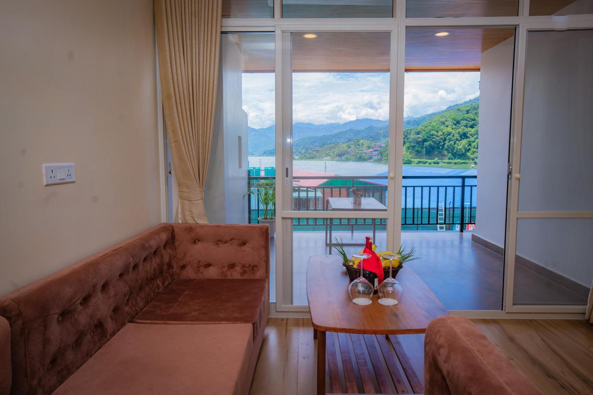 Majestic Lake Front Hotel & Suites Pokhara Zewnętrze zdjęcie