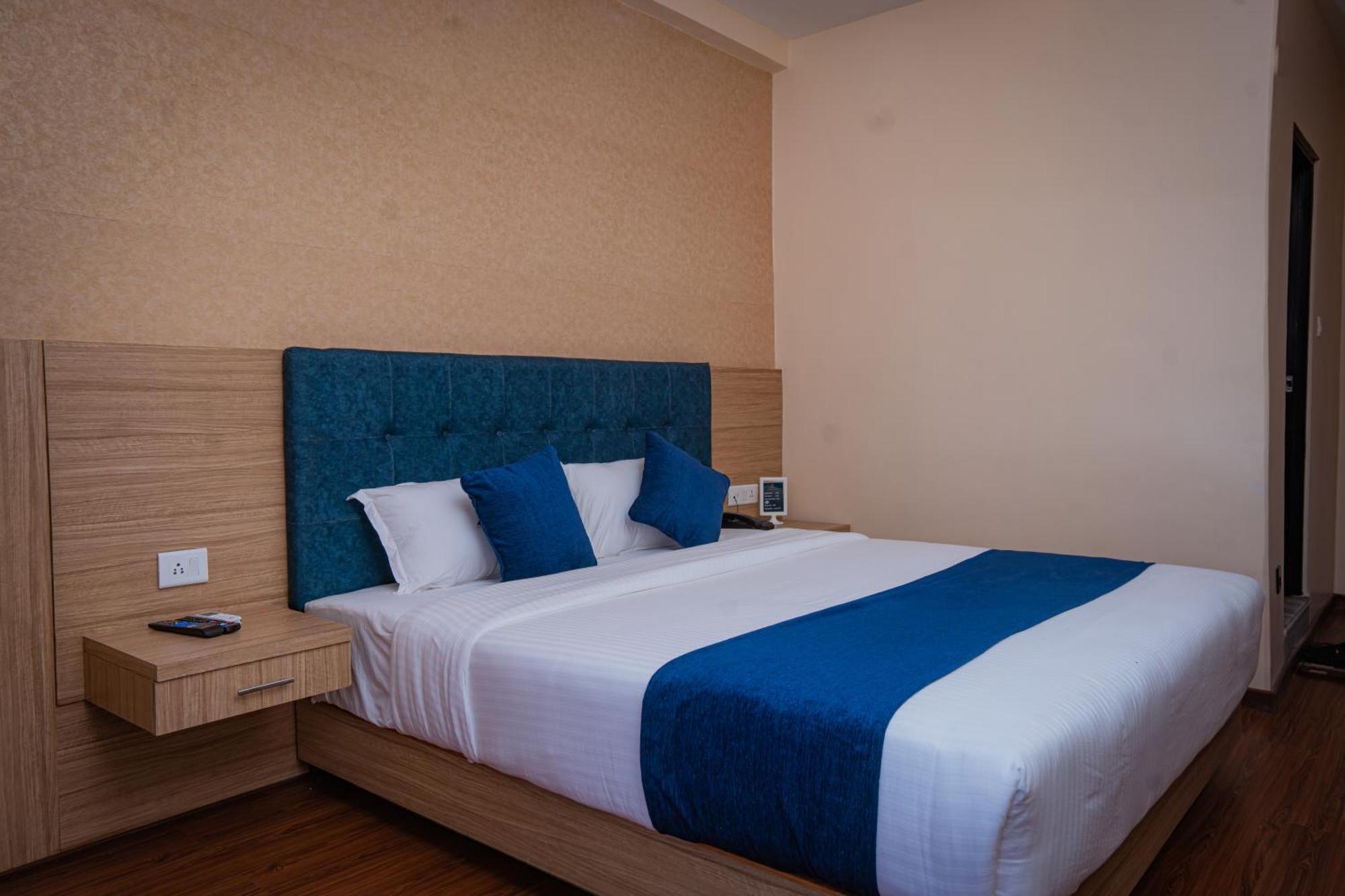 Majestic Lake Front Hotel & Suites Pokhara Zewnętrze zdjęcie