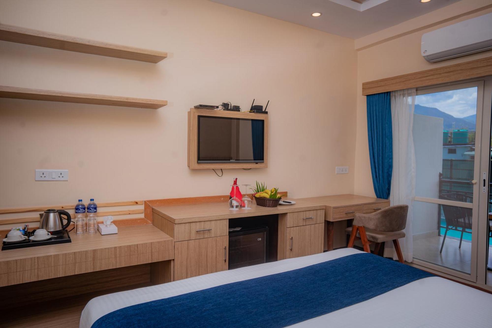 Majestic Lake Front Hotel & Suites Pokhara Zewnętrze zdjęcie