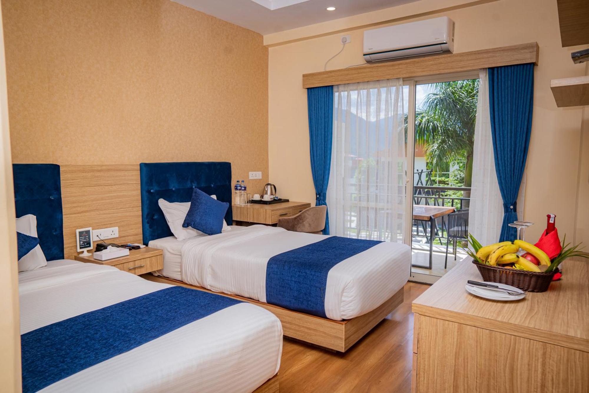 Majestic Lake Front Hotel & Suites Pokhara Zewnętrze zdjęcie