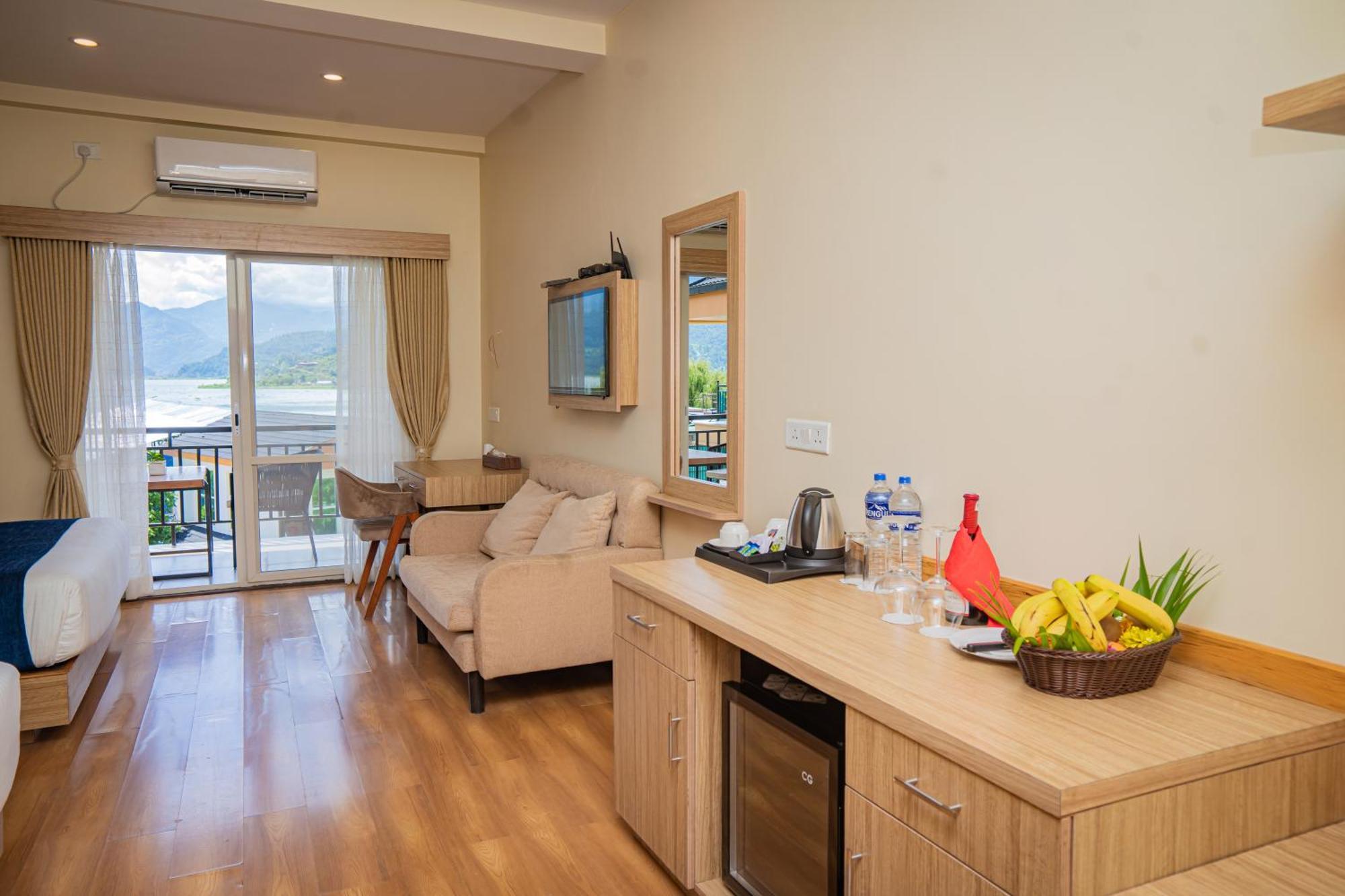 Majestic Lake Front Hotel & Suites Pokhara Zewnętrze zdjęcie